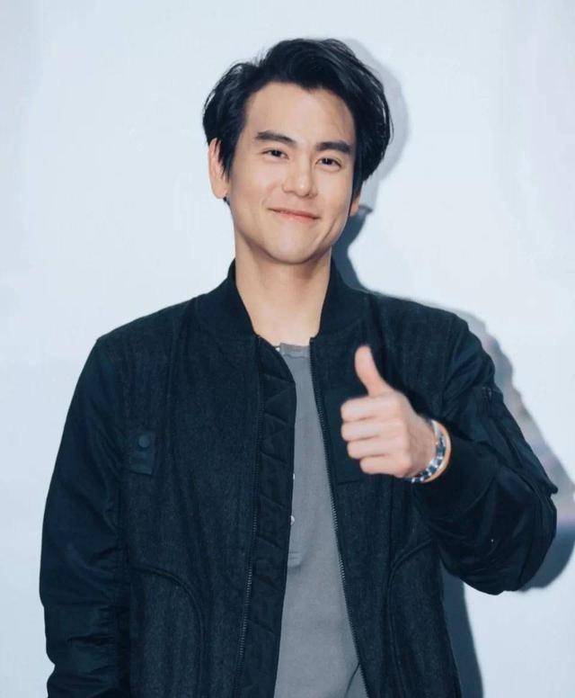 鲜肉硬汉自由切换的彭于晏,穿皮衣"卖萌",网友直呼好可爱_男生_牛仔裤