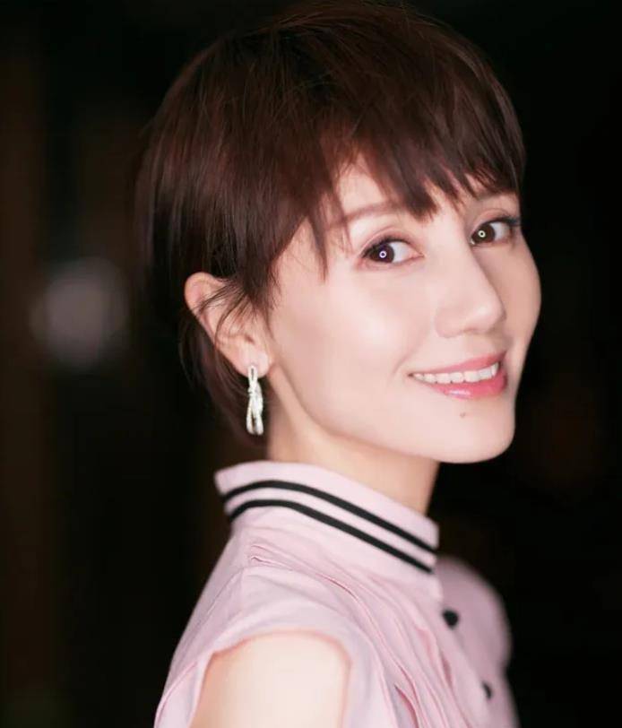袁泉天生长得像个混血儿,让人过目难忘.