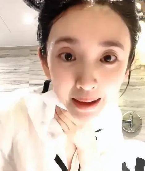 唐艺昕录卸妆vlog,看到洗完脸后的素颜,终于相信张若昀的眼光!