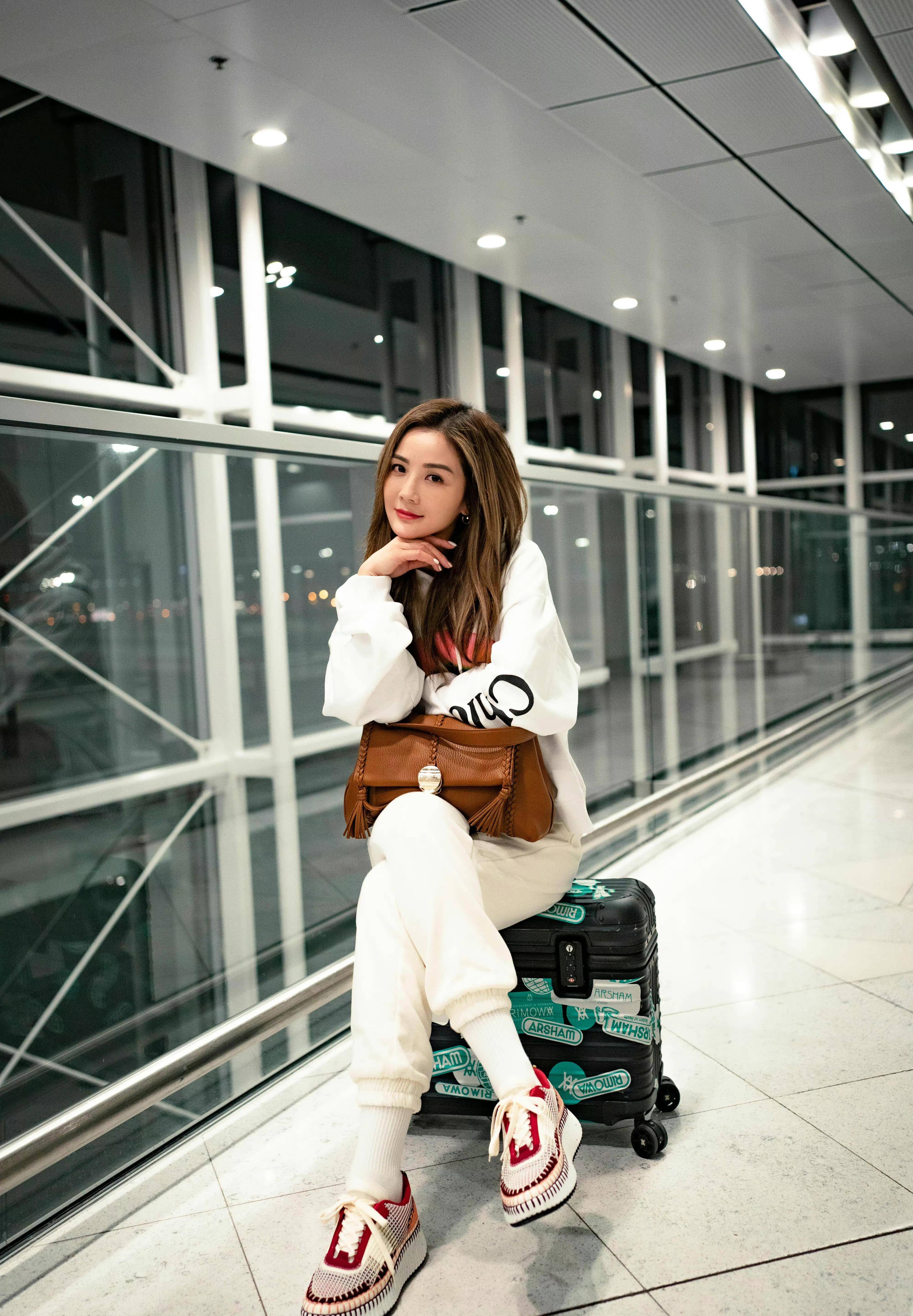 阿sa蔡卓妍去巴黎时装周,一身白色休闲装,机场照很吸睛
