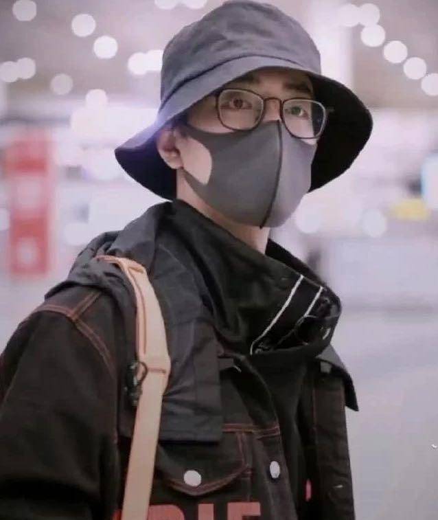 肖战复工现身机场,口罩帽子遮面,步急匆匆但眼神坚定_战战_事情_周榜