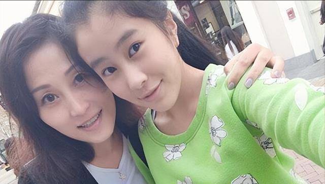 杨子前妻现身直播间,气质不输黄圣依,被侄女喊"三妈"引争议_陶虹_网友