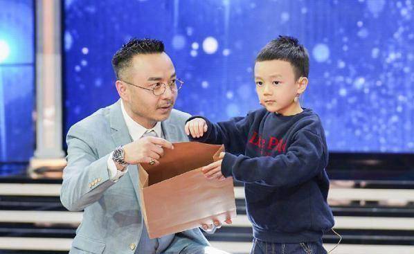 汪涵终于大手笔了,带着6岁儿子上节目,帅气碾压王一博_孩子_萧沐沐