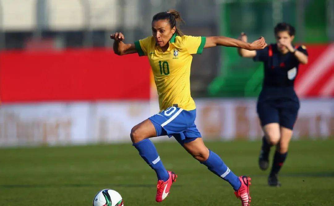 她没拿过世界冠军,却是球迷心中的女足第一巨星_玛塔_巴西_决赛