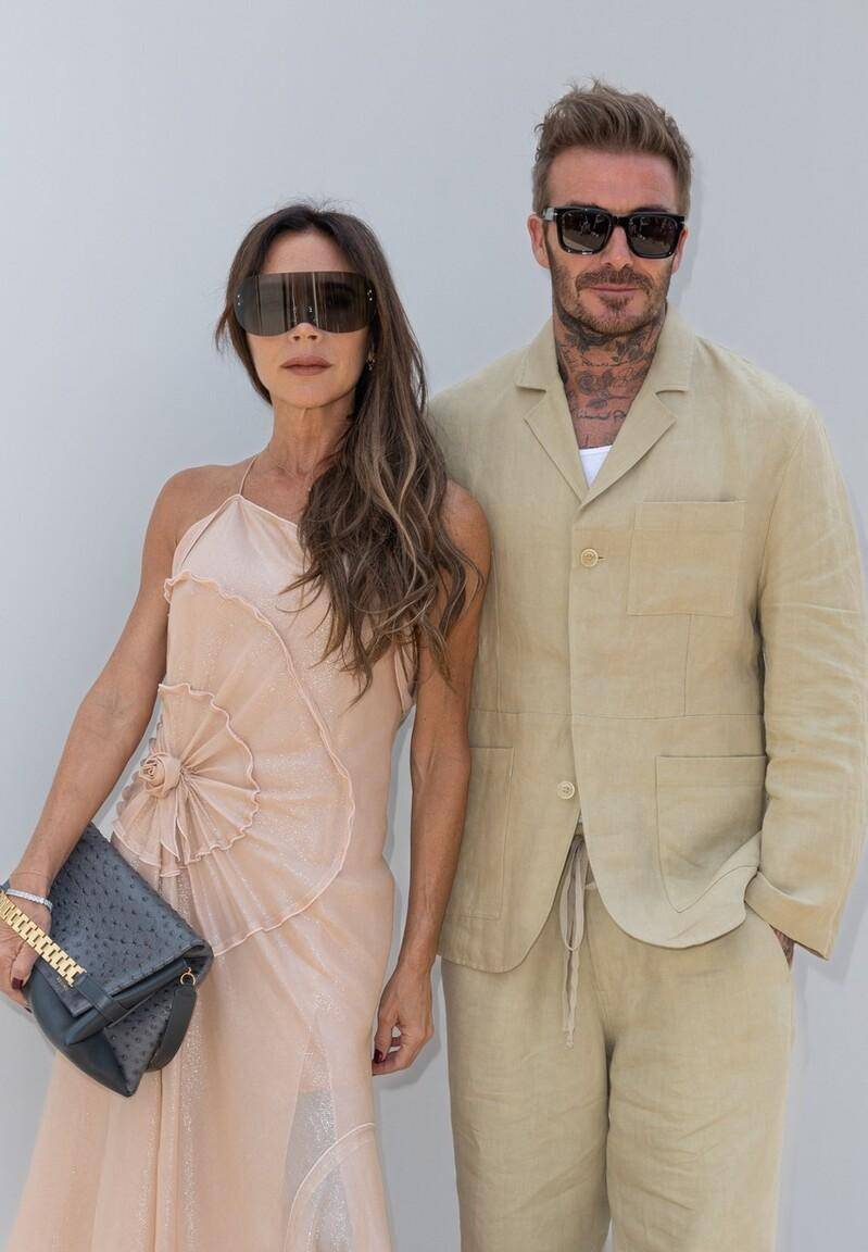 贝克汉姆夫妇现身jacquemus2024春夏巴黎时装周_维多利亚_穿着_深棕色