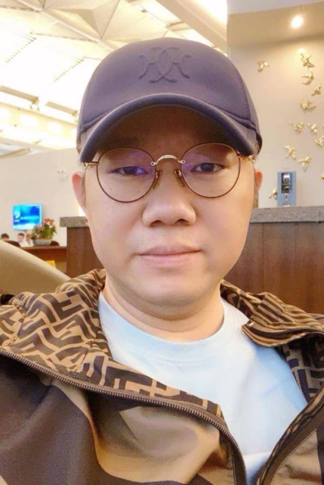 涂磊与小9岁老婆牵手秀恩爱,否认结三次婚,夫妻同框似隔辈_妻子_照片