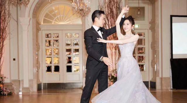 张若昀唐艺昕结婚2周年,两人在家庆祝,吃同一根牛骨髓超浪漫_装饰