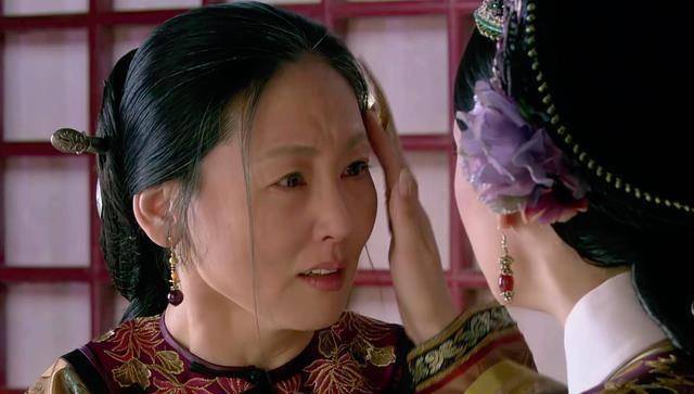 甄嬛扶了母亲,浣碧扶了父亲去落座.