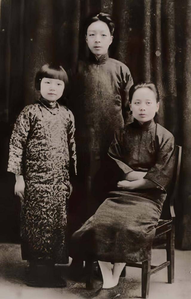 杨苡的祖父杨士燮很是新派,不仅把儿子们都送出国,也不喜欢娶姨太太