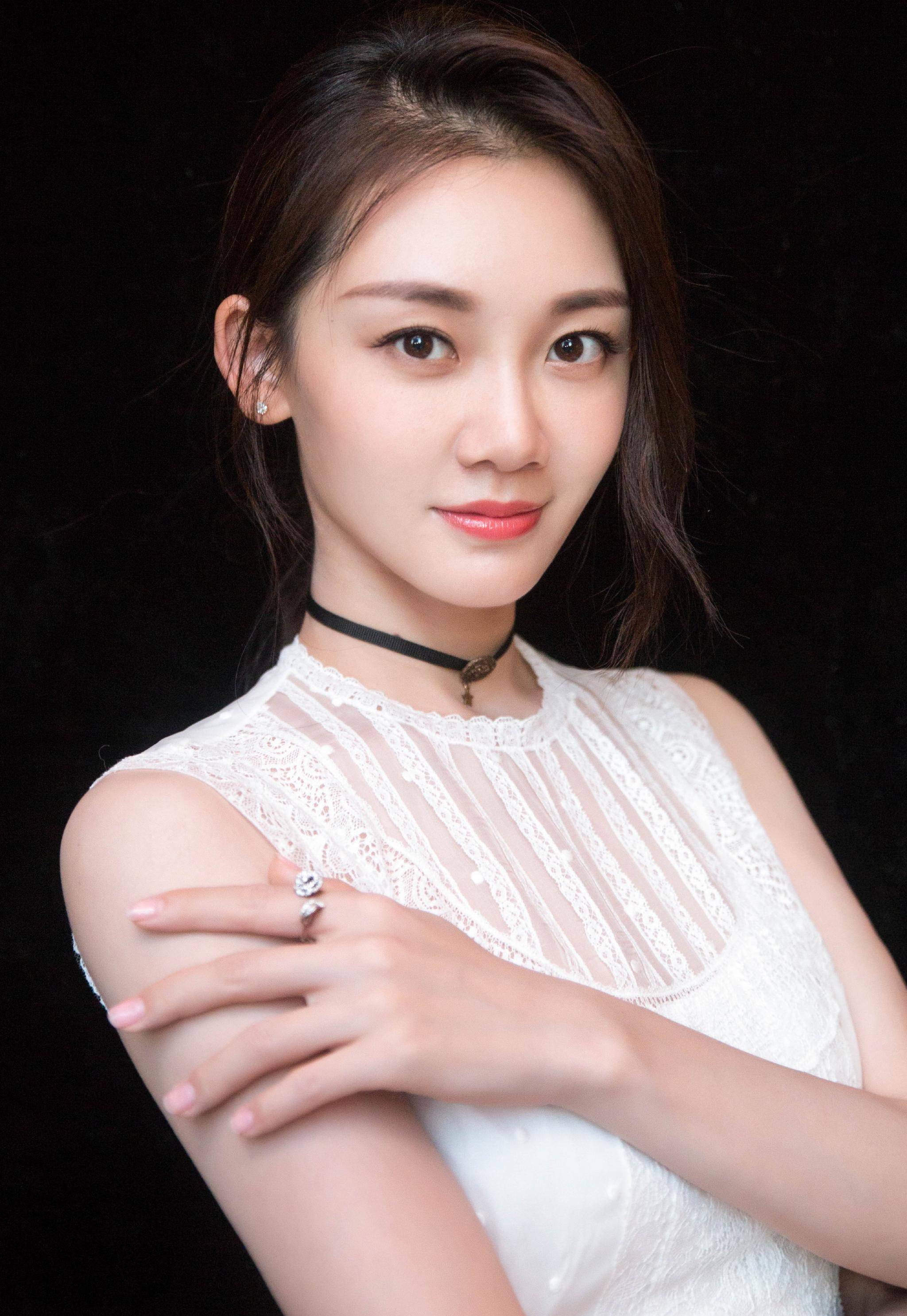 大佬说过"她永远红不了,更别说拿奖了,因为太能装"_钟楚曦_苗苗_什么