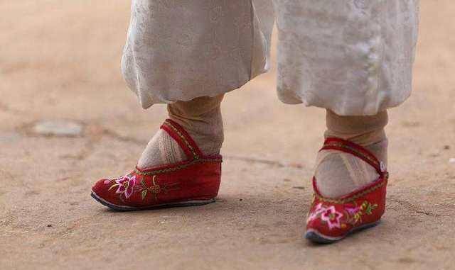 15岁靠3寸金莲嫁入豪门,洗脚走路痛苦难耐,旧社会却喜欢的很_小脚_刘