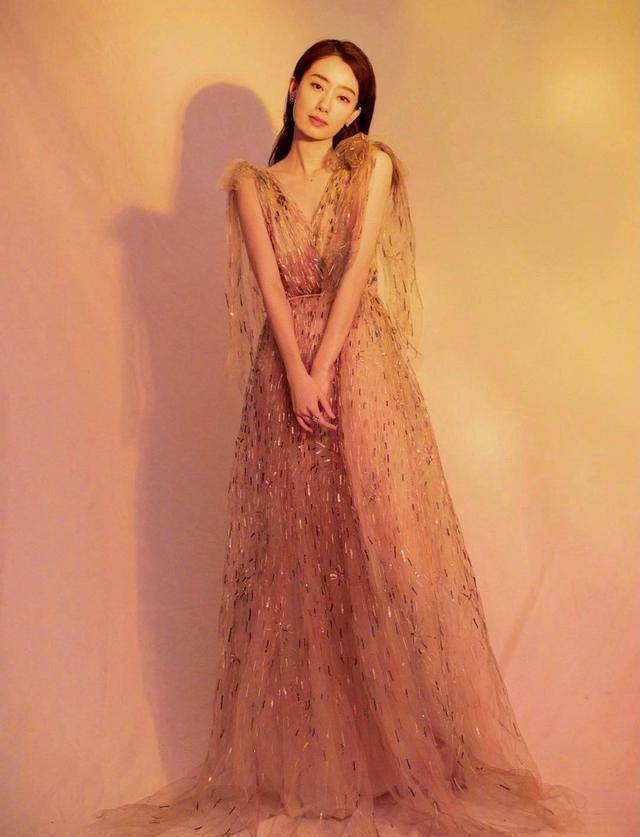 展现优美的声线,听完之后让人感动,演戏,跳舞,搞笑,现在发现张小斐