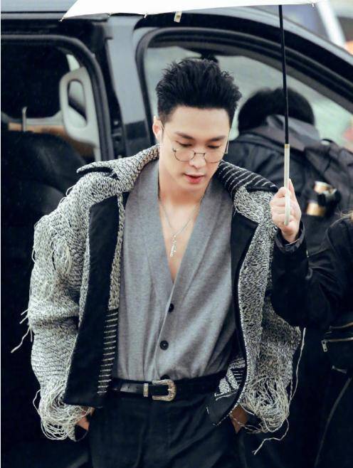 斯文又霸气超帅的助理撑伞走在街头的张艺兴真有明星出街的