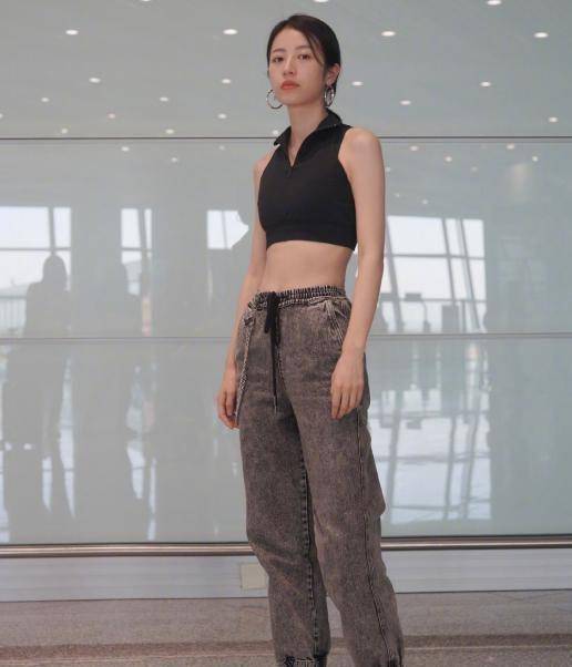 周雨彤终于高调炫腹了,穿45元露脐装配9百长裤,马甲线超惹眼_时尚_剧