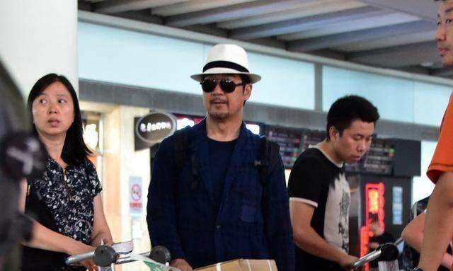 张国立近况,偶遇机场老婆来接,一路风尘,苍老好多!_张默操_演技_年纪