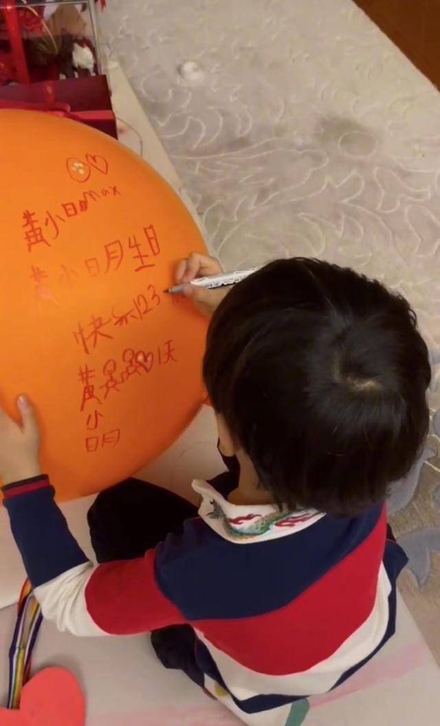 黄晓明庆生吃肉夹馍蛋糕小海绵亲手为爸爸准备最窝心礼物_生日_蜡烛