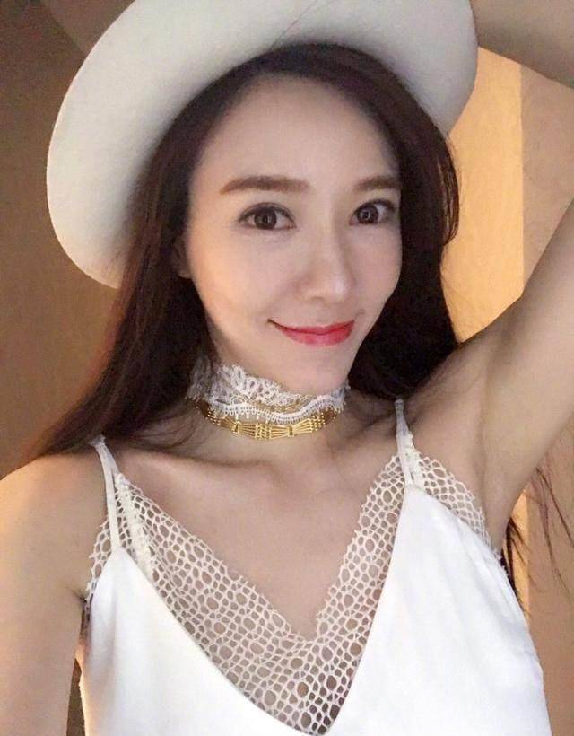 周韦彤曝近照鞋拔子脸歪下巴,网友:鬼啊!_双眼皮_面部_照片