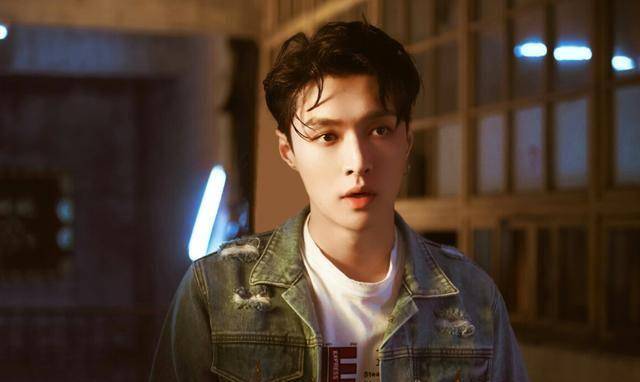 2000年张艺兴参加《音乐不断》,小小年纪却在演唱以及问答环节都表现