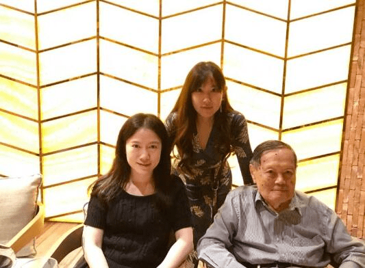 杨振宁跟好友聚会，翁帆素颜干净气质温柔，但脸终究是上了年纪！-杨振宁和翁帆的故事,是说什么的?