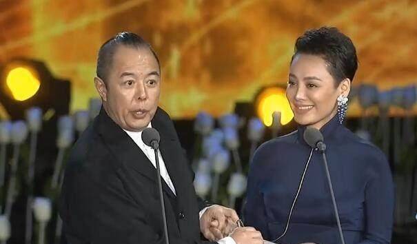 张铁林为邓超颁奖用"豺狼虎豹"形容入围男演员低情商遭宁静怼_信封