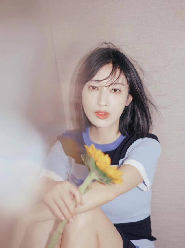 张俪太会穿了,及肩短发配收腰条纹连衣裙,35岁美成了18岁_活动_造型