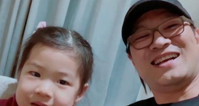 章子怡看女儿醒醒的视频,无意中瞄到豪宅,观众:客厅比我家大!