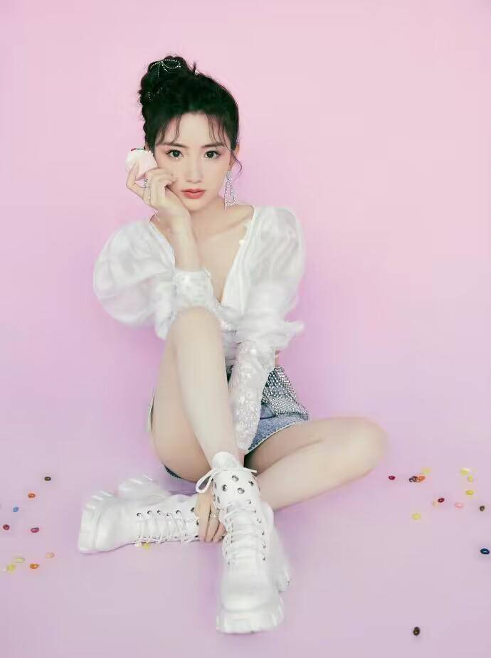毛晓彤的裤子太短了,他的口袋比裤子还长,他是那么美丽又自私!