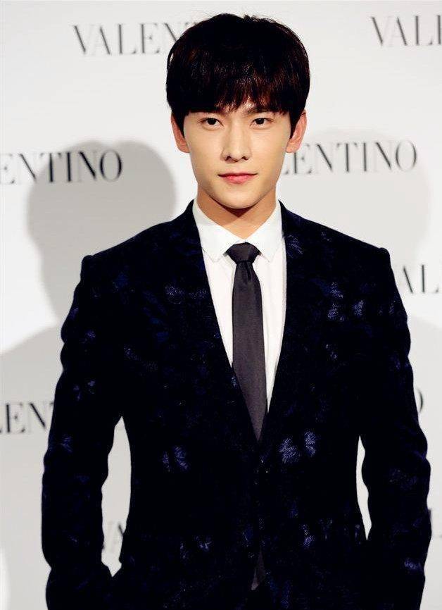 众男神同穿西装,杨洋,鹿晗太生涩,都彻底输给了张翰!_气质_一身_条纹