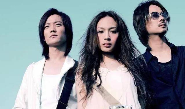 詹雯婷(王菲)被飞儿乐队踢出后重生_青春_声音_实力