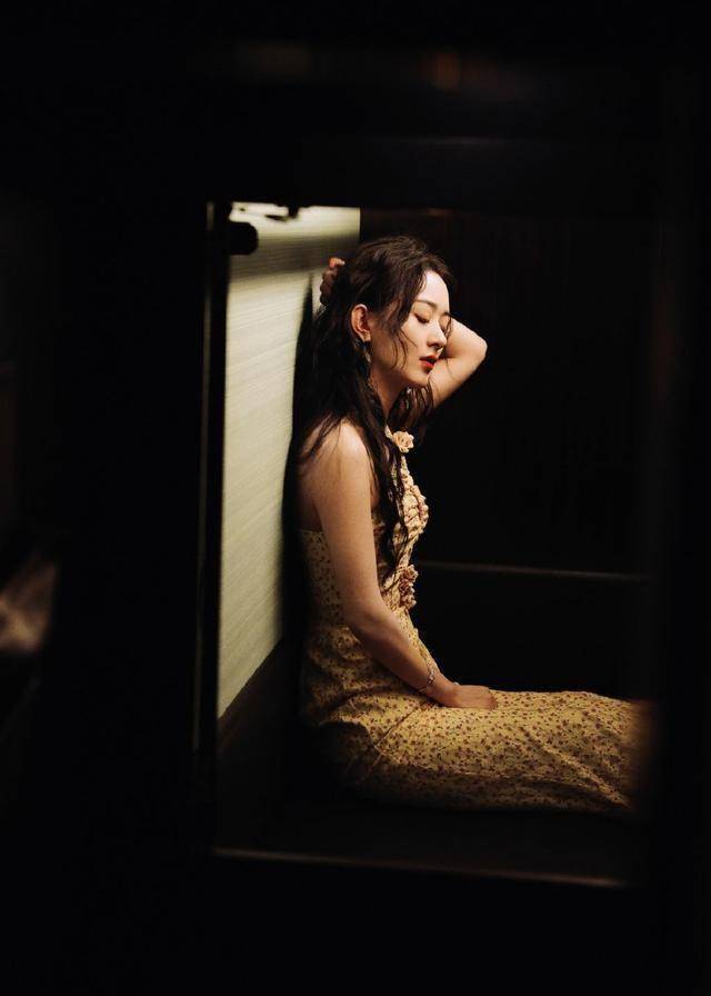 组图:赵丽颖墨镜一戴化身摩登女郎穿挂脖碎花长裙清新又性感_闪钻