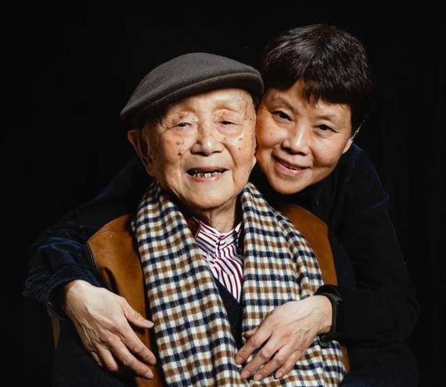 看完黄永玉晚年的2个故事,才明白他为何立下不留骨灰的遗嘱_老朋友