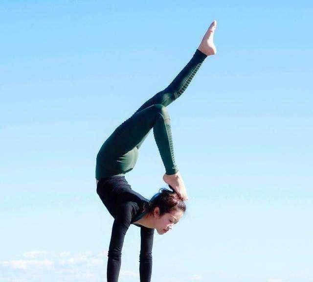 越南美女,坚持练习瑜伽改善体态,丑小鸭变白天鹅_健身_小时候_女孩