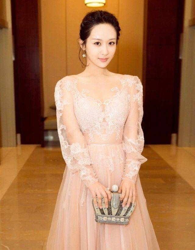周冬雨替王子文出演《欢乐颂》曲筱绡,啃黄瓜瘦成纸片人,女星减肥真够