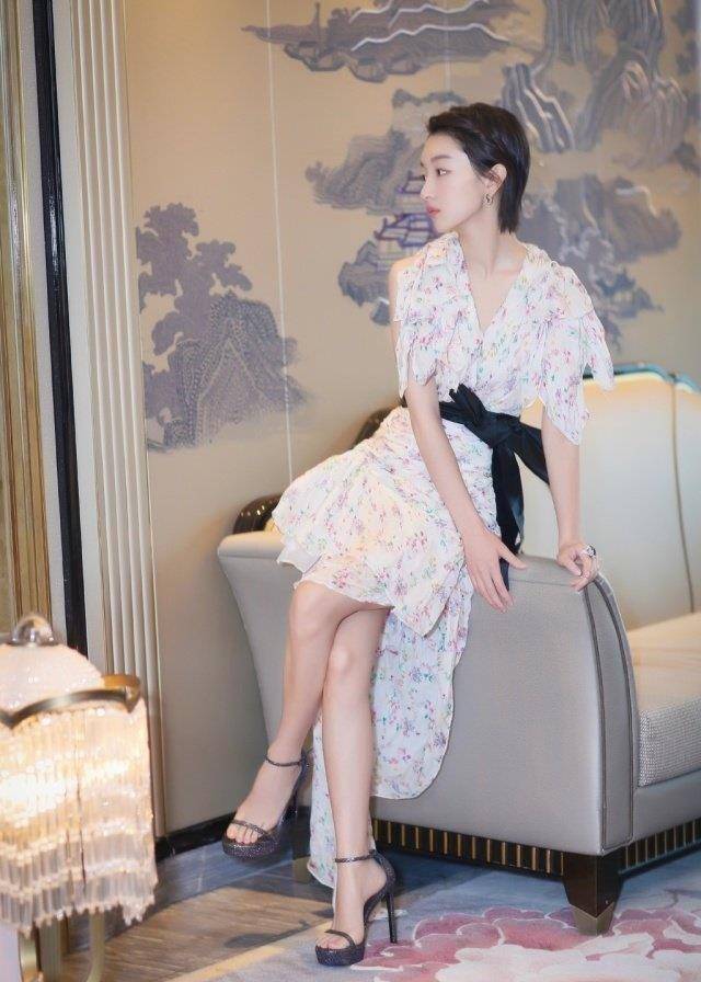 周冬雨替王子文出演《欢乐颂》曲筱绡,啃黄瓜瘦成纸片人,女星减肥真够