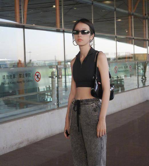 周雨彤终于高调炫腹了,穿45元露脐装配9百长裤,马甲线超惹眼_时尚_剧