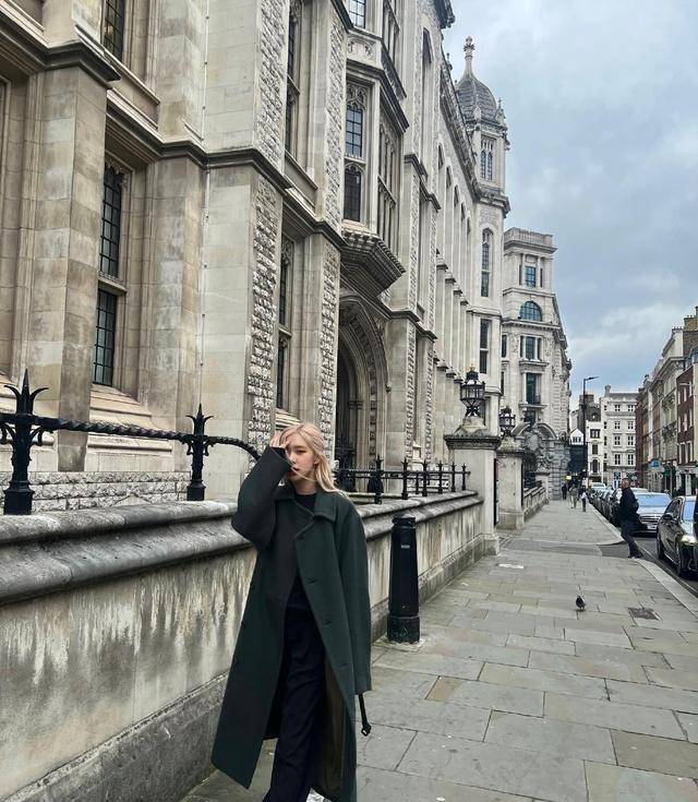 组图:lisa朴彩英伦敦手拉手撒欢相隔铁栅栏搞笑街拍_娱乐_欧洲_平台