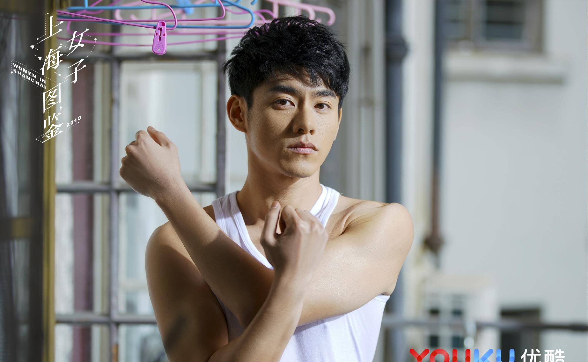 女主是周洁琼,但这部剧的槽点太多了,口碑也很差,李程彬的古装扮相也