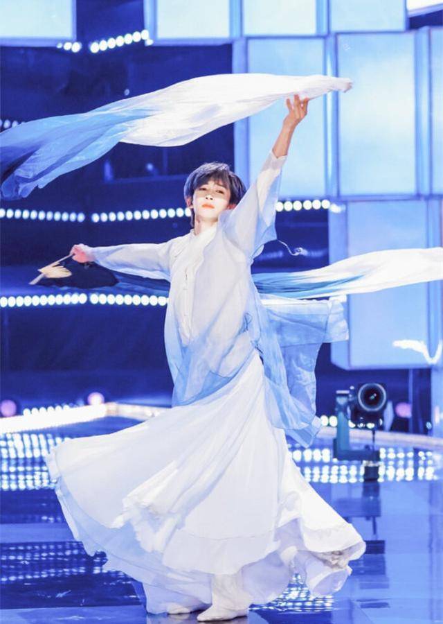 官媒点名"娘炮"后,粉丝晒刘宇汉服旧照,竟还评价小可爱_网友_白幼