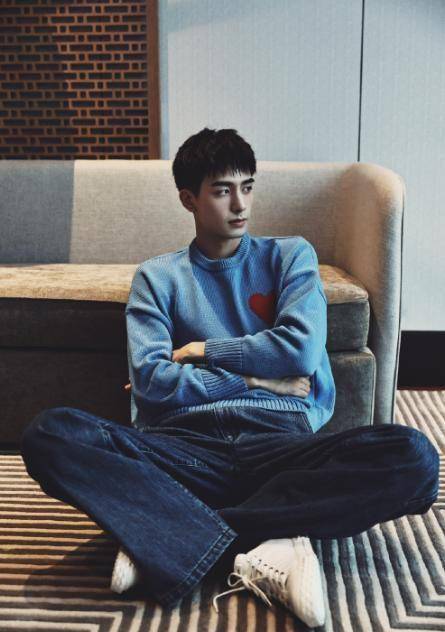 终于get到宋威龙的魅力,格纹衬衫镶碎钻,让人如何不心动