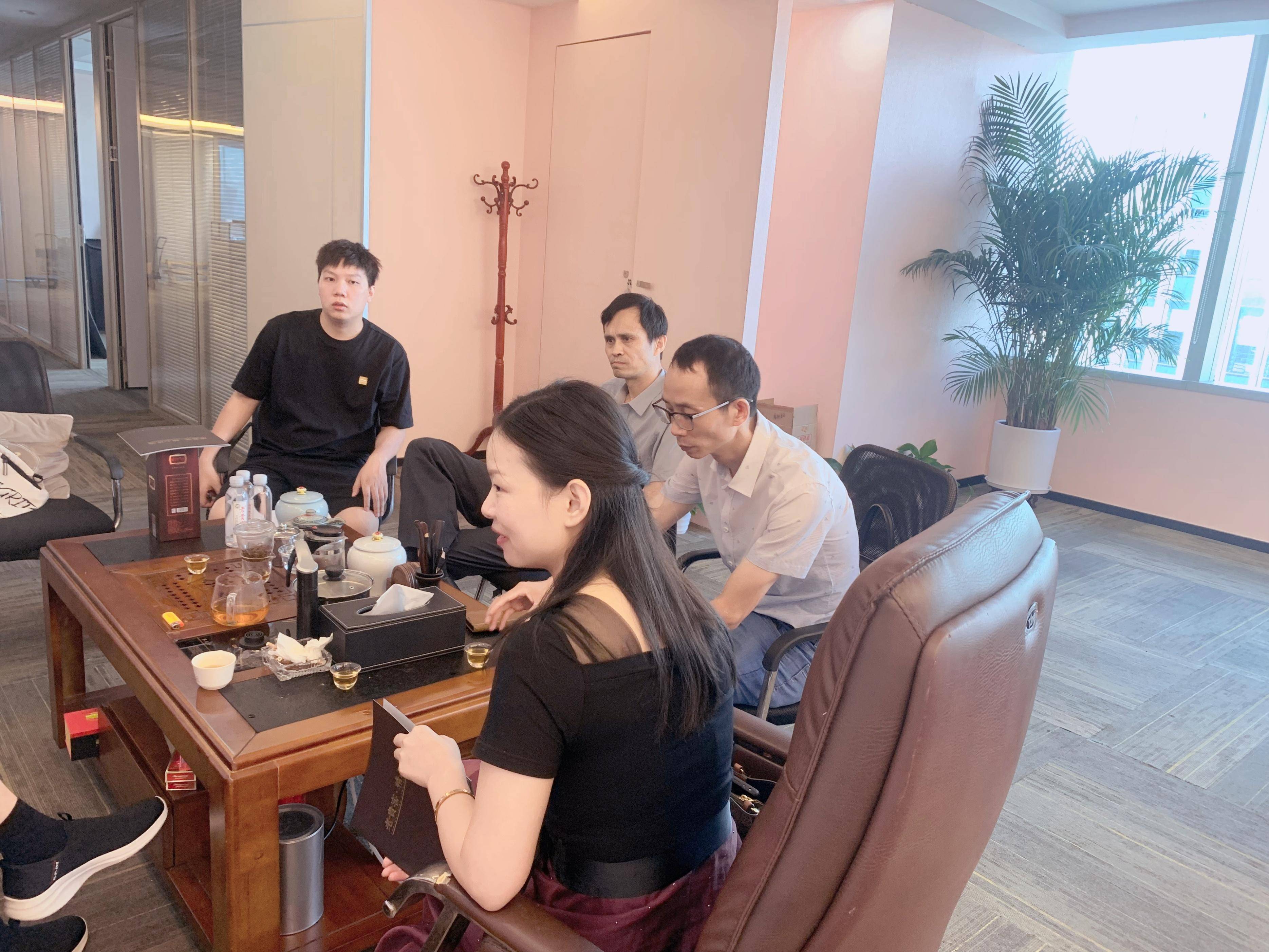 老贵窖酒业品牌负责人曾超义热情接待袁子弹一行,并介绍了老贵窖酒业