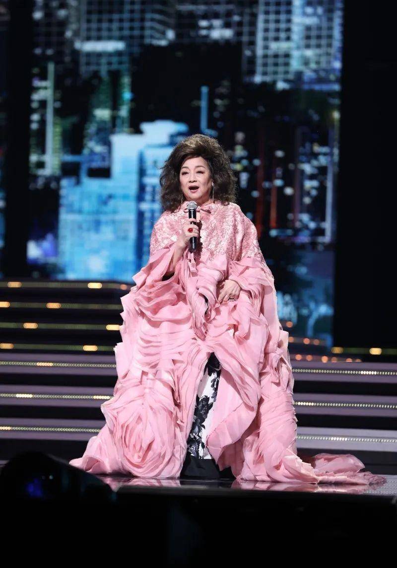 湾区残月现场，徐小凤造假？假歌是什么意思？