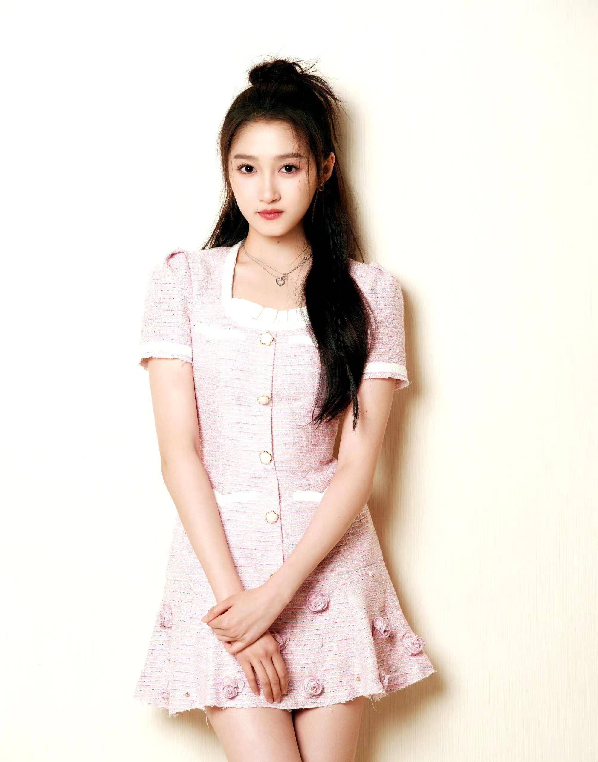 关晓彤5月4日歌曲将亮相舞台,一袭粉色花呢连衣裙,清新又甜美!