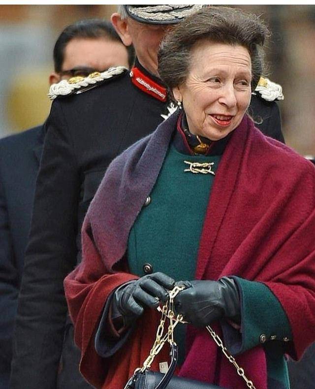 英国王室爆出丑闻:37岁富商吮吸33岁王妃的脚趾_安德鲁_英国皇室_女王