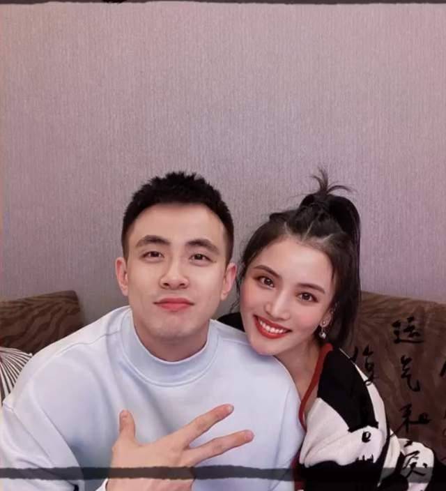 特别是王君瑞的大长腿,对比到身高1米83的赵继伟而言,压力不少,两人