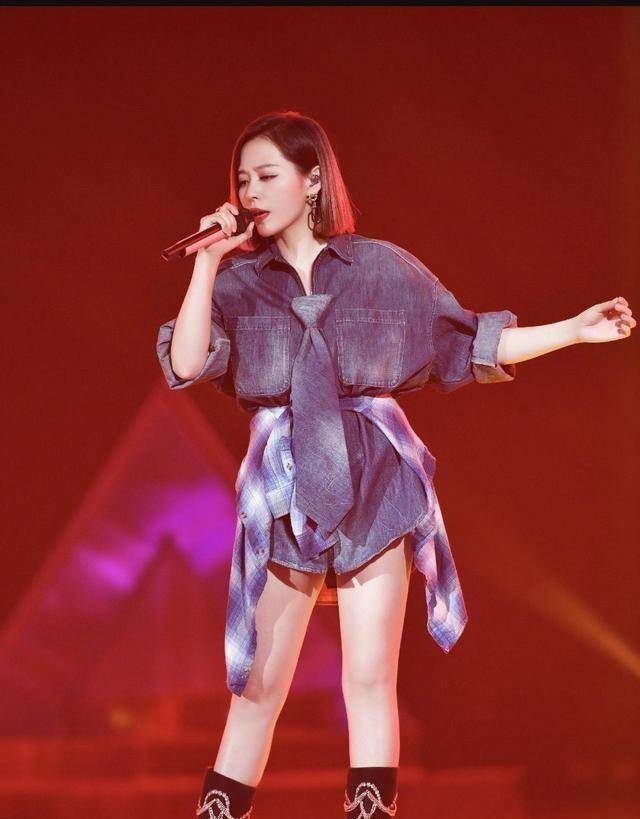 张靓颖彻底放开了,这么高的开衩裙也敢穿,长腿细腰好惊艳_衬衫_藕节