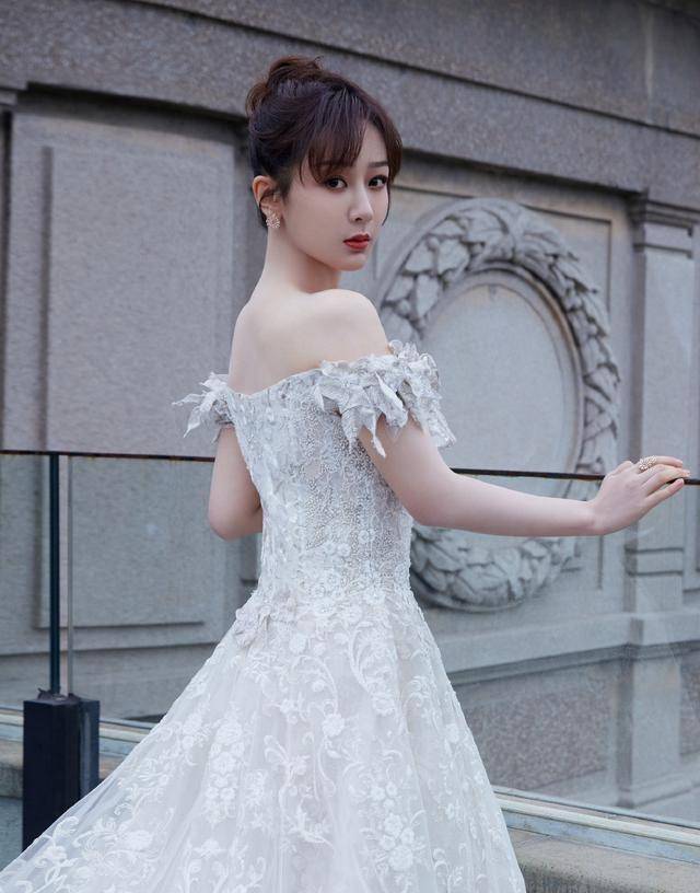 杨紫镶钻蕾丝露肩礼服下配的是马丁靴,真是个机灵鬼_因为_回应_网友