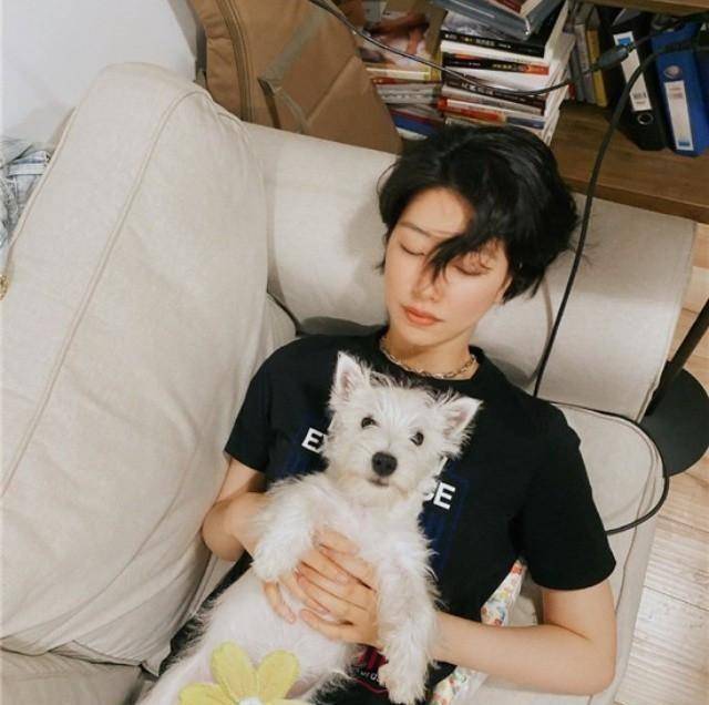 susie与眼镜男暗戳戳秀恩爱,大16岁李亚鹏疑出局_男子_社交_男友