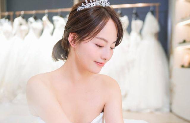 张嘉倪上综艺比美章子怡,穿白色婚纱惊艳观众,颜值真的太高了!