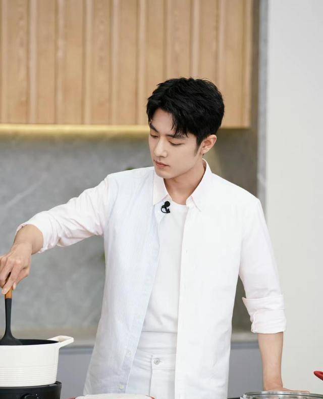 肖战现身品牌直播,10万 人在线观看,热度火爆_活动_生活_内容