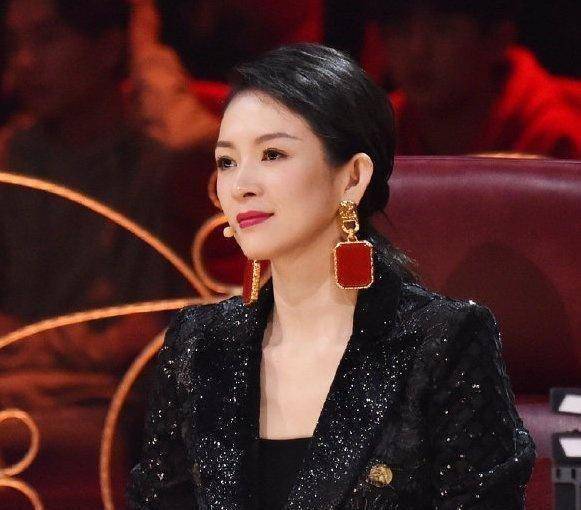 章子怡剪了超级短发,对比《我就是演员》导师截然不同,一目了然_因为